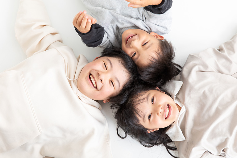 笑顔で寝転がる子ども